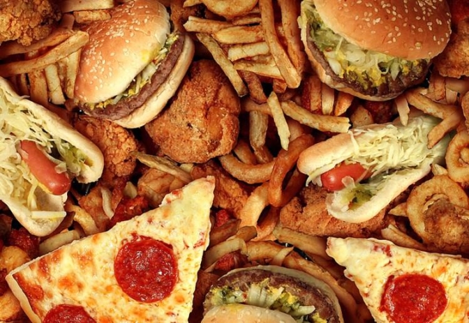 Một chế độ ăn uống với junk food sẽ làm não bạn suy yếu